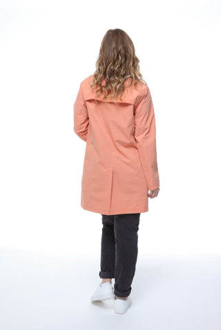 Elle Jennifer's apricot single-breasted mac, a fashionable and lightweight coat ideal for layering in any season.